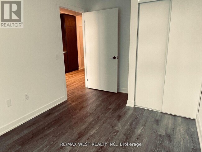 Photo du bâtiment - 127 Broadway Ave