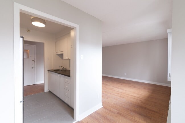 Building Photo - 705 Boulevard Churchill