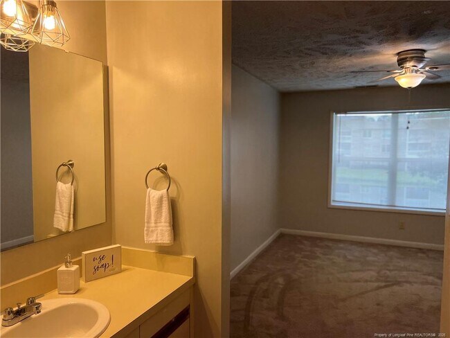 Building Photo - 698 Bartons Landing Pl