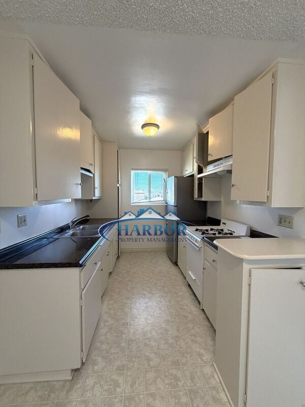 Building Photo - 15829 Denker Ave