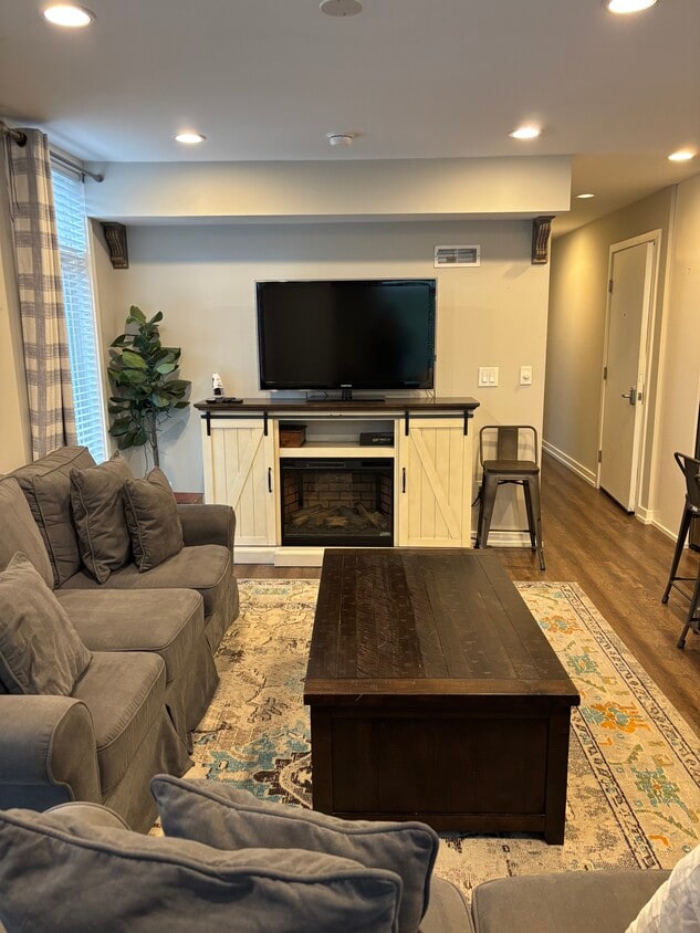 Primary Photo - 769 N Uber St