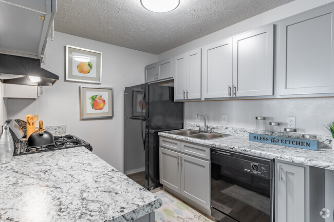 1BR, 1.5BA - 1,004SF (Marigold) - Kitchen - Lakeview