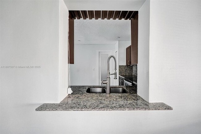 Foto del edificio - 8105 SW 10th St