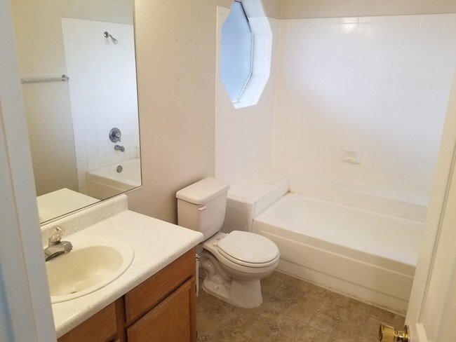 Building Photo - 1 Bedroom Condo in Vizcaya