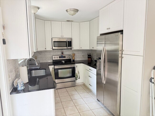 Building Photo - Spacious 3BR Home with Fenced Yard & Outdo...