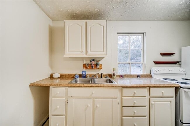 Building Photo - 1290 Reavis Mountain Rd