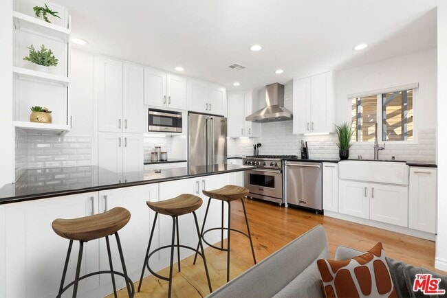 Foto del edificio - 1788 N Orange Grove Ave