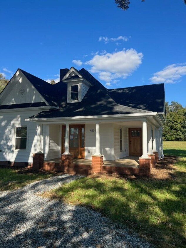 Foto principal - Modern Farmhouse for Rent in Browns Summit NC