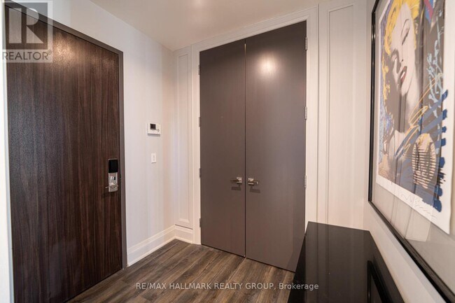 Building Photo - 300 Lisgar St