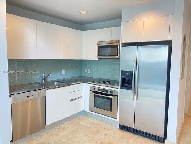 Building Photo - 1060 Brickell Ave