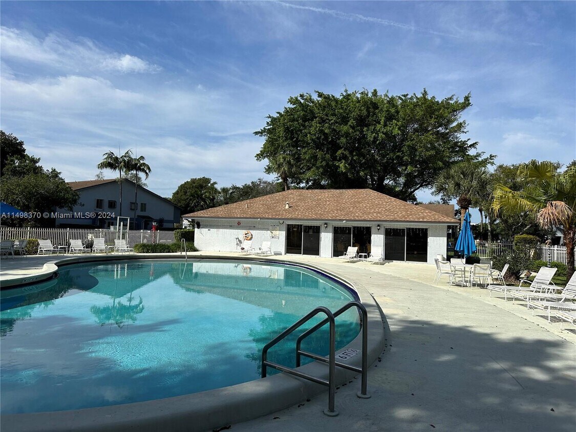 Photo - 2709 S Oakland Forest Dr (Oakland Park, FL)