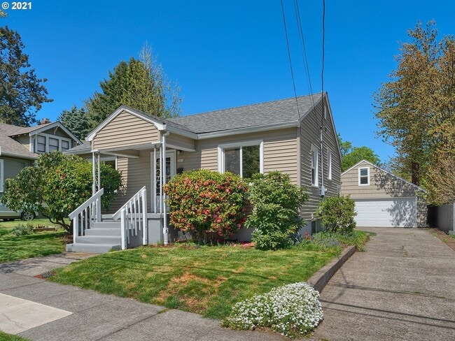 Building Photo - 2015 SE Sherrett St