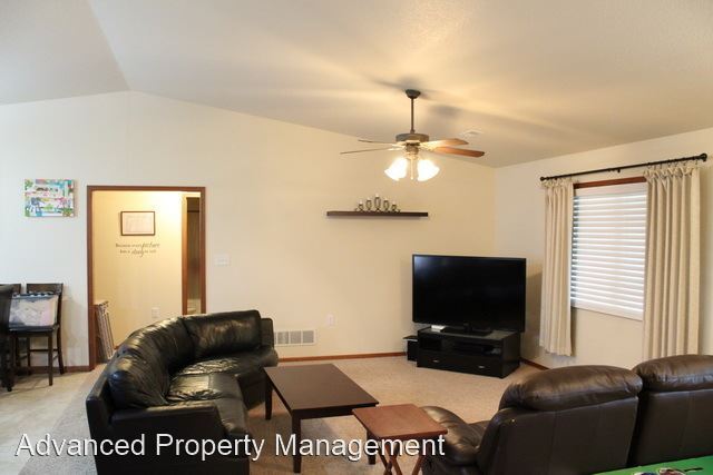 Building Photo - 3 br, 2 bath House - 900 Highland Ridge Dr