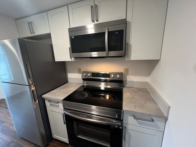 Building Photo - Renovated Top-Floor Condo in Prime Kirklan...