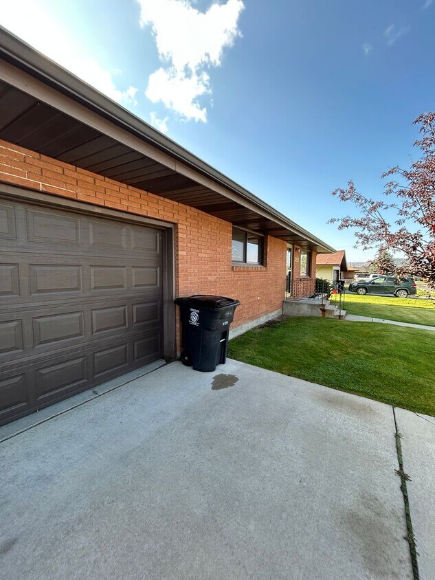 Foto principal - 3470 S Hillcrest Dr