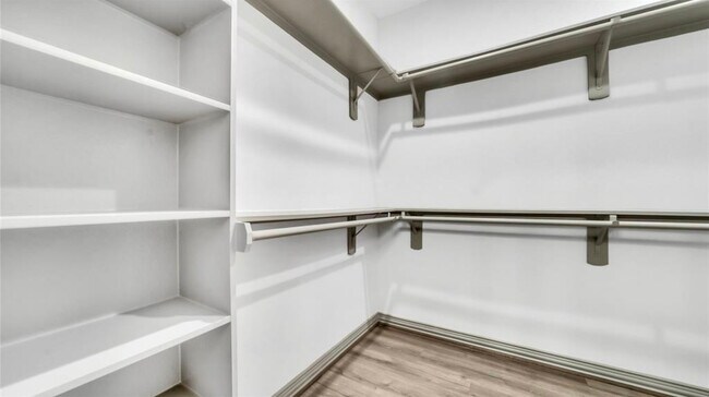 Vestidor principal - 4118 Mallow St