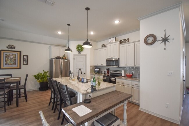 Building Photo - Available! Gorgeous 3 Bedroom 2 Bath in Tyler!