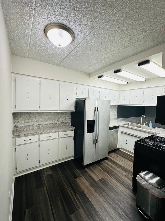 Building Photo - 13635 Lamon Ave