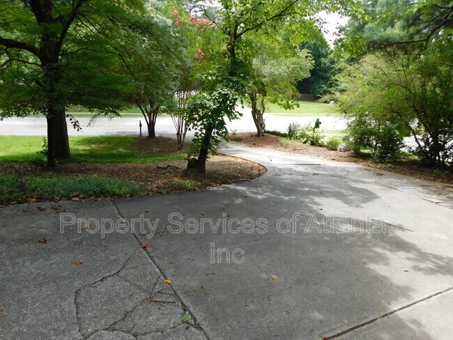 Foto del edificio - 626 Indian Hills Pkwy NE