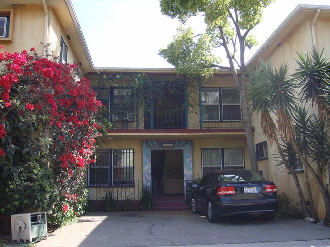 Foto del edificio - 7930 Willoughby Ave