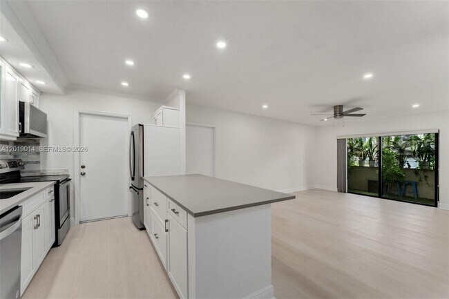 Foto del edificio - 7947 SW 104th St