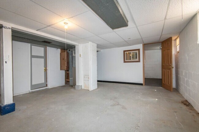 Building Photo - 4 Bedroom Single Family