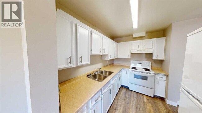 Photo du bâtiment - 10201-10108 108 Ave