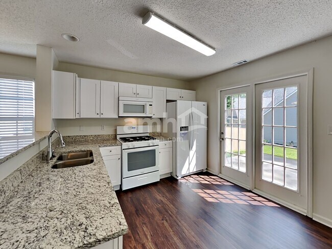 Foto del edificio - 208 MacKenzie Ct