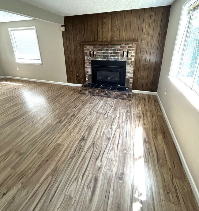 Building Photo - Unique 2 bedroom 1 bath with bonus rooms/l...