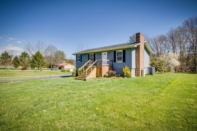 Building Photo - 4br/ 2 ba private home in Bristol TN