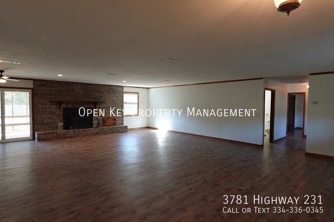 Foto del edificio - Stunningly updated 3-bedroom 3-bath ideal ...