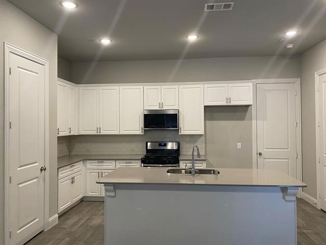 Foto del edificio - 4244 Wetstone Ln