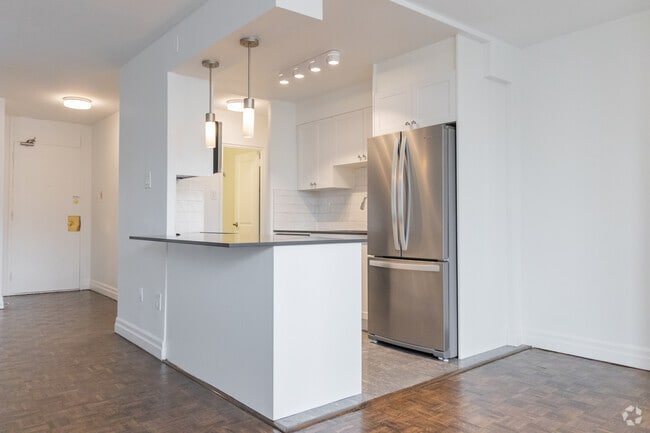 1BR, 1BA - 729SF - Kitchen - 80 Wellesley Street East
