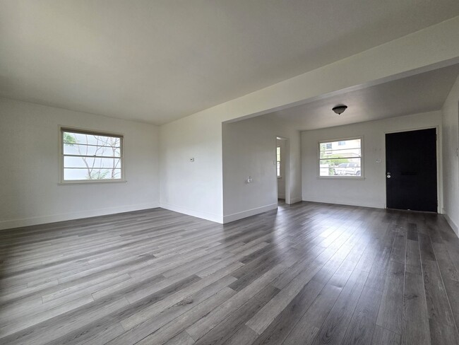 Building Photo - Move-In Ready 2-Bedroom Escondido Charmer!...