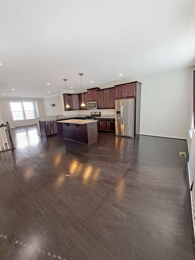 Building Photo - Lovely End Unit 3-Level Townhome with 1-Ca...