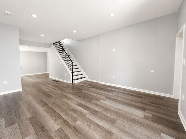 Building Photo - 924 Maple Terrace