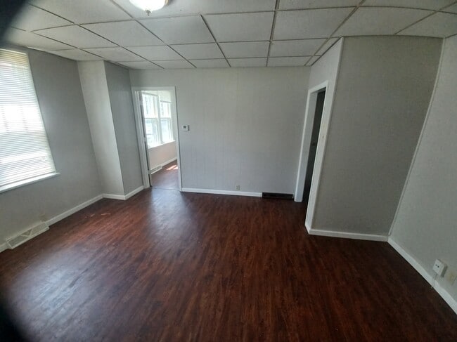 Building Photo - 2417 Penfield Ave
