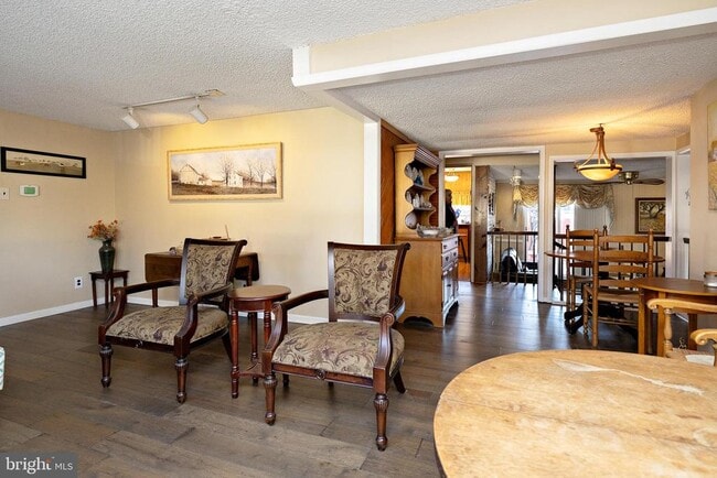 Building Photo - 46 Roosevelt Ave