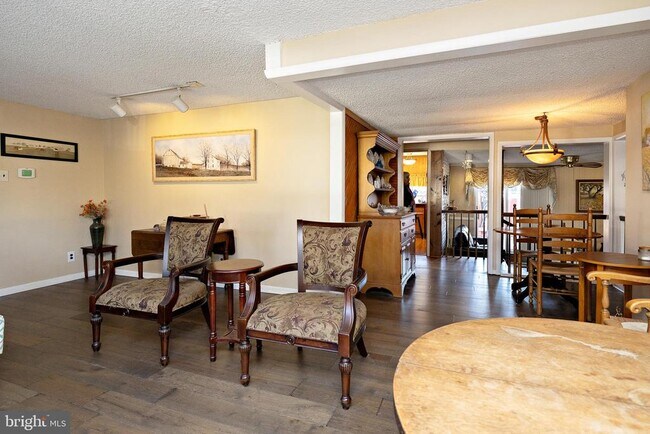 Foto del edificio - 46 Roosevelt Ave