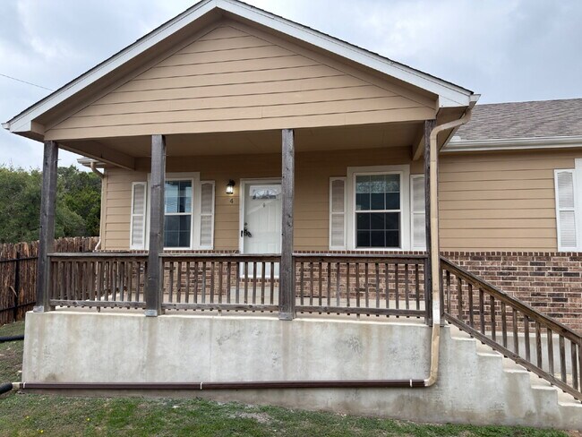 Foto del edificio - Three bedroom duplex close to Canyon Lake Highschool