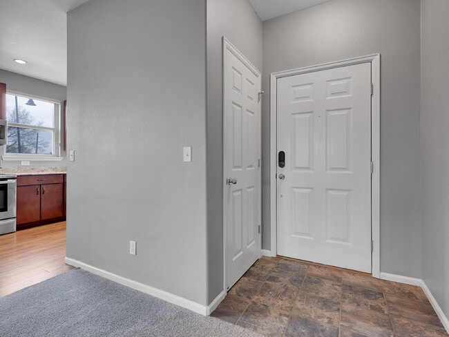 Building Photo - $2,995 - 3 Bed, 3 Bath Townhome in the hea...