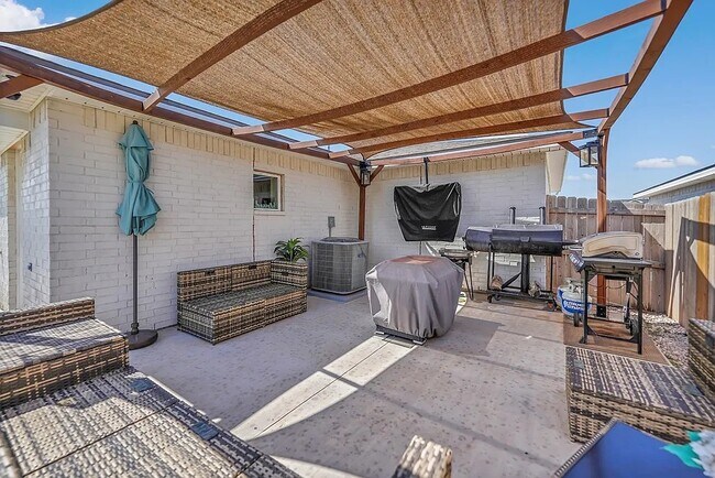 Building Photo - Near brand new 3 bd/2 bth home in quiet neighborhood! Turf backyard w/ pergola! All appliances! 1...