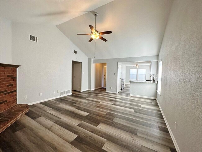 Foto del edificio - 814 N Riverside Dr
