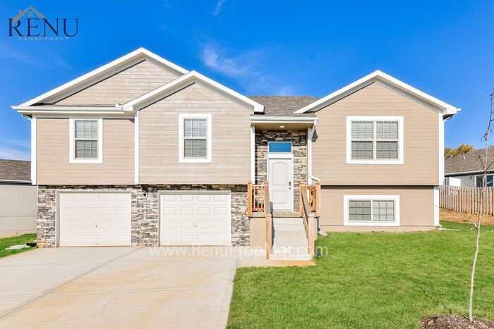 Primary Photo - Holiday Special: Free First Month's Rent!!