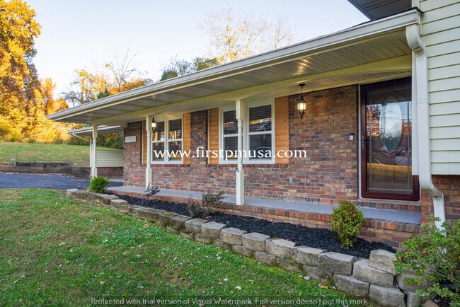 Building Photo - Large Brick Ranch Home