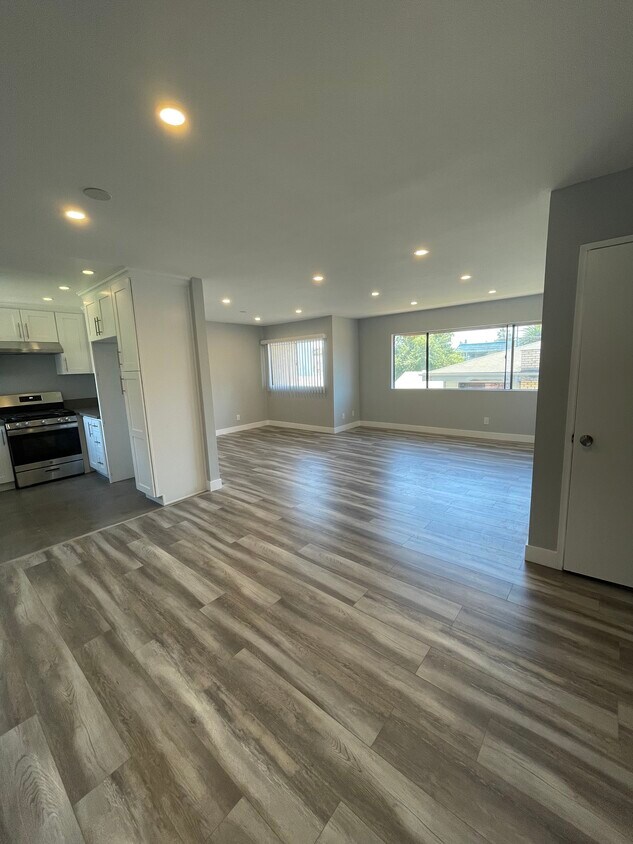 Entry - 814 E Elk Ave