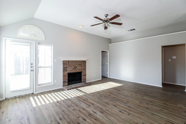 Building Photo - 2920 Oakshire St
