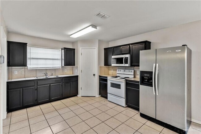 Foto del edificio - 4416 Thunderbird Ave W
