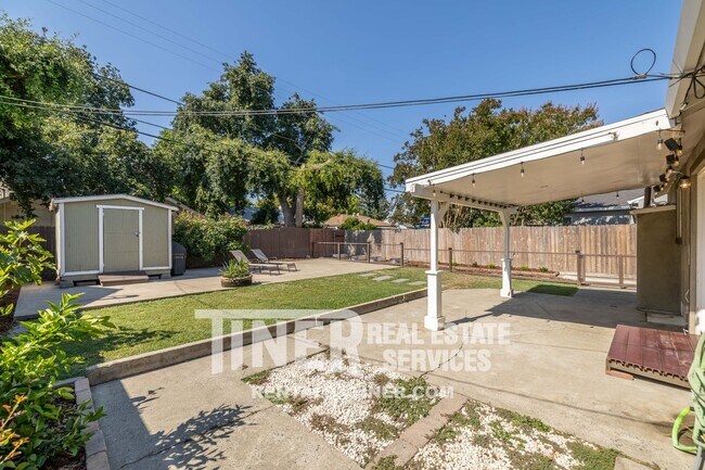 Building Photo - Darling West Sacramento Cottage - Pet Nego...