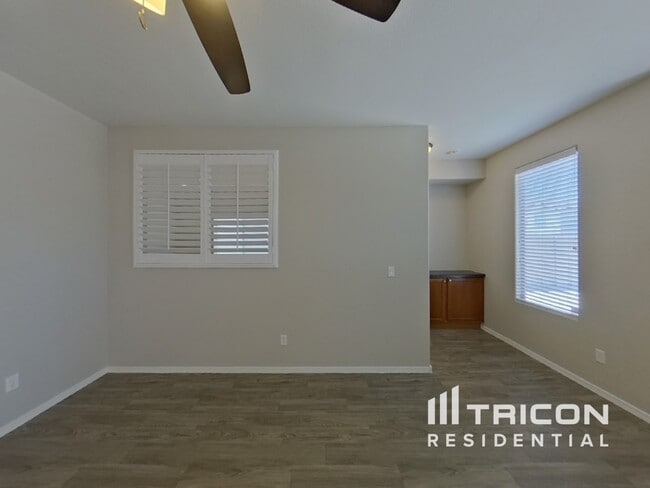 Foto del edificio - 41272 W Laramie Rd